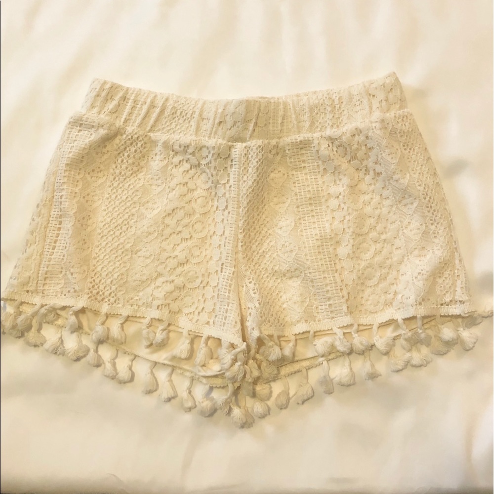Rue-21 off-white boho shorts fringe size medium